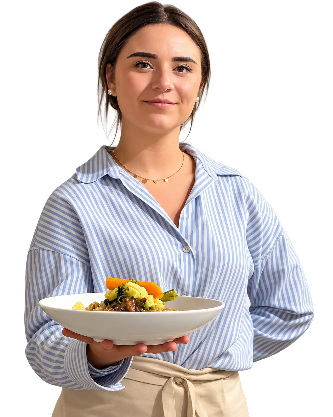 Une serveuse souriante en chemise rayée bleue présentant une assiette de légumes et de viande braisée