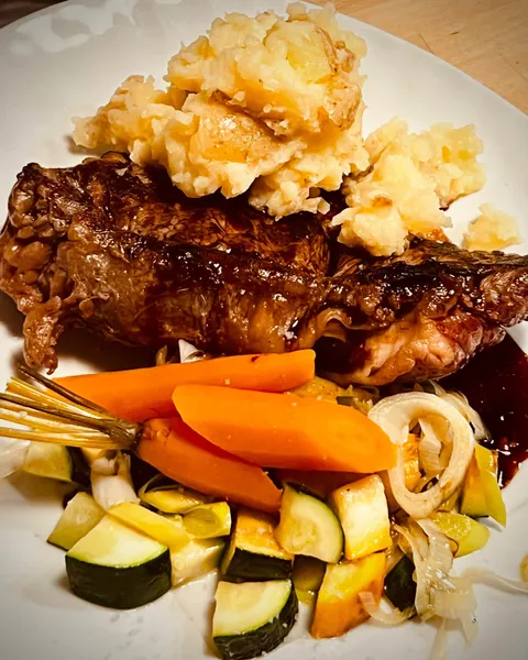 Steak saisi, écrasé de pommes de terre, carottes glacées, courgette et réduction au vin rouge