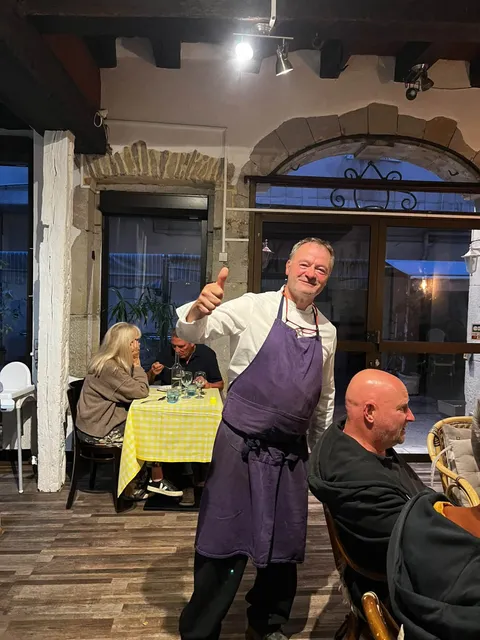 Le chef Philippe, pouce levé, dans la salle entre les tables